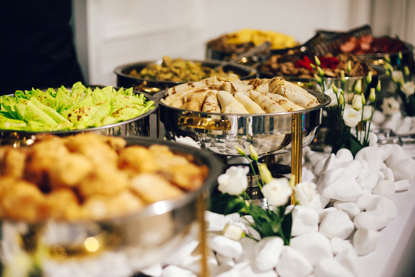Buffet mit verschiedenen Speisen in Chafing Dishes.